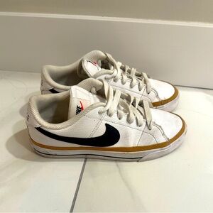 Women’s Nike Court Legacy – size 5